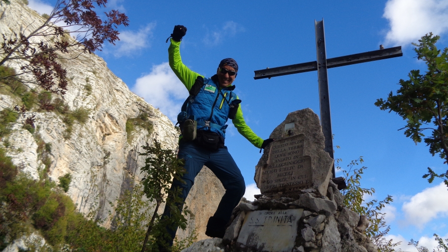 La solitaria grande traversata autunnale bianca sulla cima più alta dei Simbruini da Livata al Santuario della S.S. Trinità e ritorno