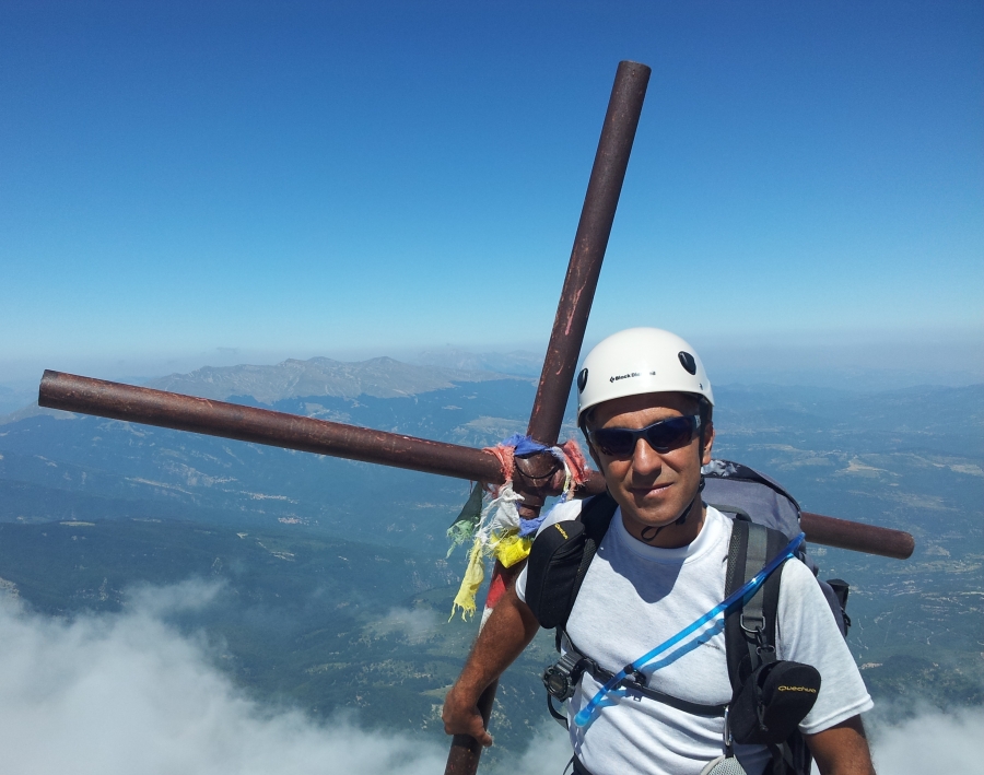 L'Alpinistica Traversata del Gran Sasso D'Italia: da Campo Imperatore a Prati di Tivo per il Corno Piccolo con Ferrata Danesi e Ferrata Ventricini