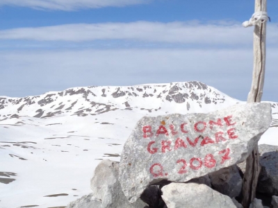 Il solitario anello ancora bianco sulle creste delle montagne di Roccaraso