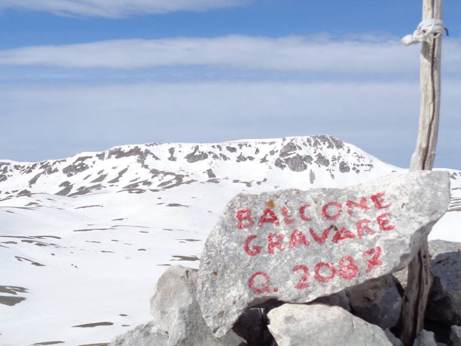 Il solitario anello ancora bianco sulle creste delle montagne di Roccaraso
