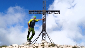 Solitaria per Cima Castel Manardo e il ritorno per il grande anello delle vette della Priora sui lontanissimi Sibillini a Nord