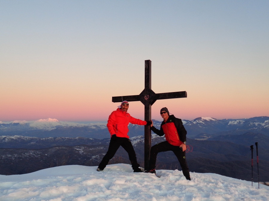 Il meraviglioso tramonto ghiacciato per l'anello degli innevati Monti Lucretili in nottuna