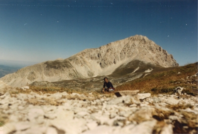 Solitaria moto e montagna a Campo Imperatore