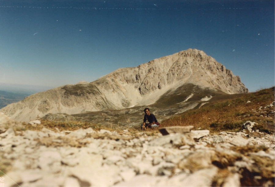 Solitaria moto e montagna a Campo Imperatore