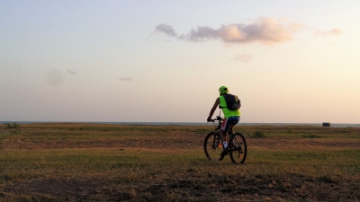 Allenamento serale per un anello MTB sul mare