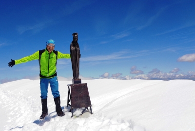 Solitaria per l'anello sopra l'ultima neve delle cime del Monte Velino