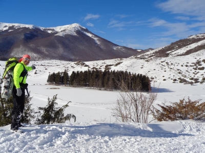 La Befana per l'anello del ghiacciato Lago del Cornino intorno alle Montagne del Cicolano