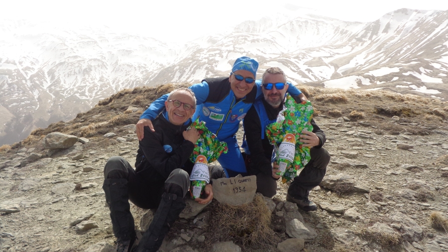 Pasqua sulla dura e selvaggia Laga con il CAI di TERAMO alias il Past President Luigi Pomponi e il nuovo Presidente Giorgio D'Egidio per l'anello del Monte Li Quarti da Pietralta