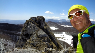 Con la sola compagnia di infiniti rivoli d'acqua per la cima di Pietra Cernaia con un ravanage ultra bianco sui Monti Pizzi della Majella da Pietransieri