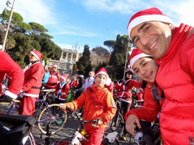 3 Babbi Natali in giro per Roma in MTB
