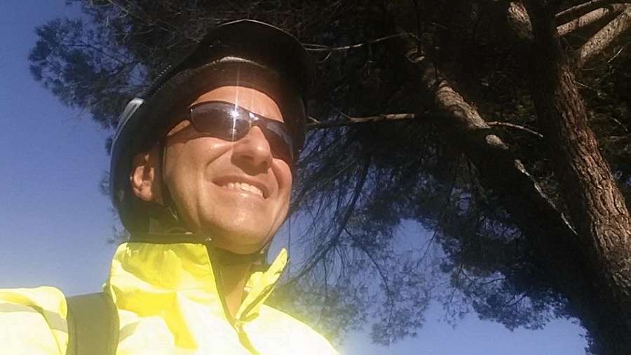 Solitaria MTB di 25 Km per un allenamento prima sotto l'acqua dopo con il sole