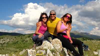 La traversata delle cime del borgo fantasma di Sperone: " Un mondo a Parte " con la Regina di Pescina Maria Grazia De Matteis e la Principessa di Goia dei Marsi Francesca Rossi