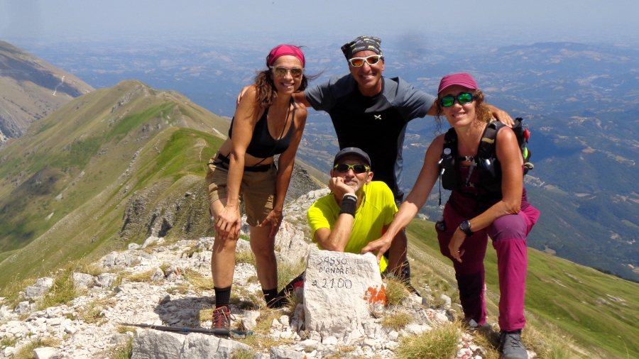 Sui Sibillini per la traversata della lunghissima cresta del Vettore dal Rifugio Altino a Forca di Presta con il ritorno della guerriera Antonella Ruzzi e la fortissima Maruska Patrignani