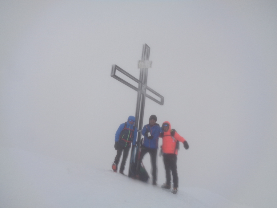Con i lupi ZACCAGNO per la vigilia di Natale sul whiteout del Monte Calvo